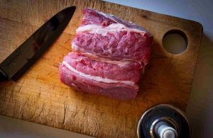 Carne cruda su un tagliere rovinato - Ifood.it (foto Pixabay)