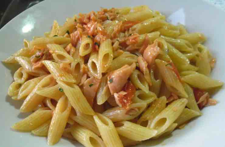 Come preparare la pasta pomodorini e salmone.