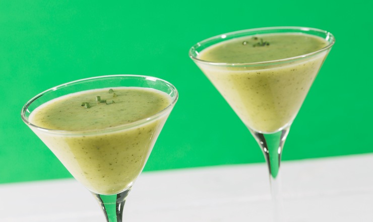 Crema fredda di zucchine servita in bicchieri 