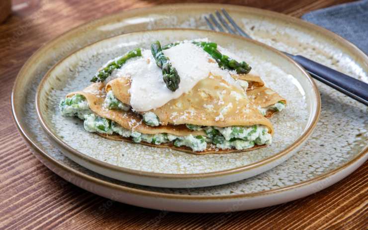 Crespelle con guarnizione di asparagi e ricotta - Ifood.it (foto AdobeStock)