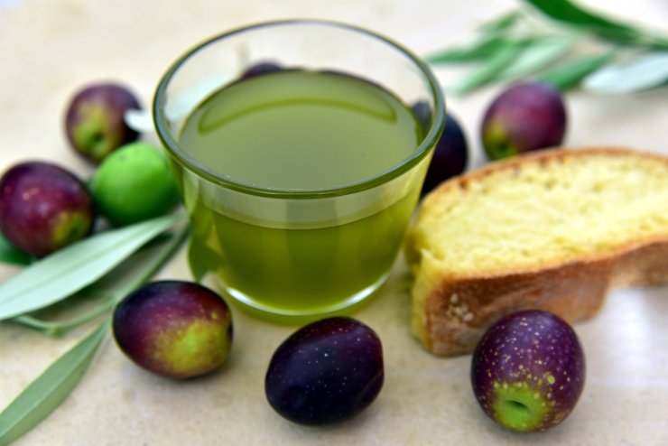 Esempio di olio dal colore verde - Ifood.it (foto Pixabay)