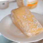 Formaggio ammuffito in frigorifero avvolto nella pellicola trasparente - iFood.it (foto Canva)