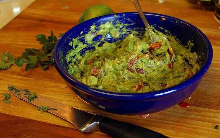 Guacamole in preparazione