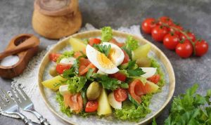 Insalata di salmone affumicato con patate, pomodorini, olive verdi e aggiunta di uovo sodo - Ifood.it (foto AdobeStock)