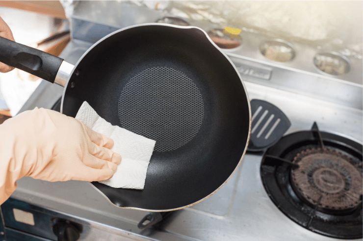 Padella antiaderente asciugata con carta da cucina dopo il lavaggio - Ifood.it (foto Canva)