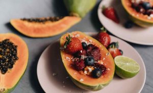 Papaya riempita con frutta - iFood.it (foto Pexels)