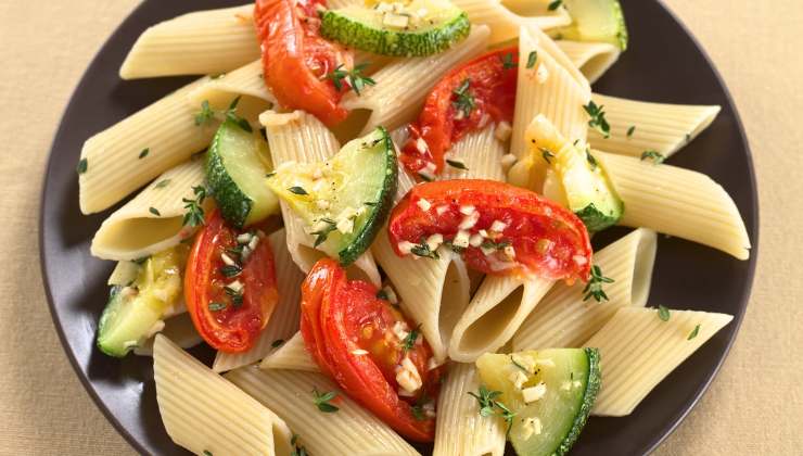 Pasta pomodoro e zucchine