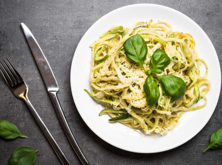 Pasta con pesto e zucchine