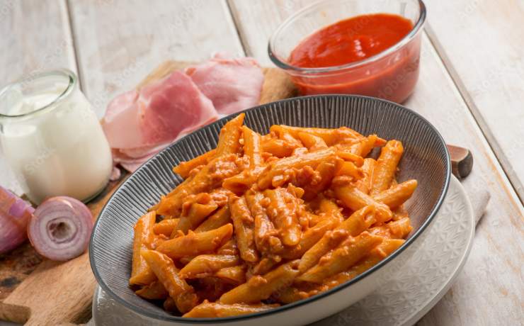 Penne al baffo con gli ingredienti principali, panna, prosciutto e passata di pomodoro - Ifood.it (foto AdobeStock)