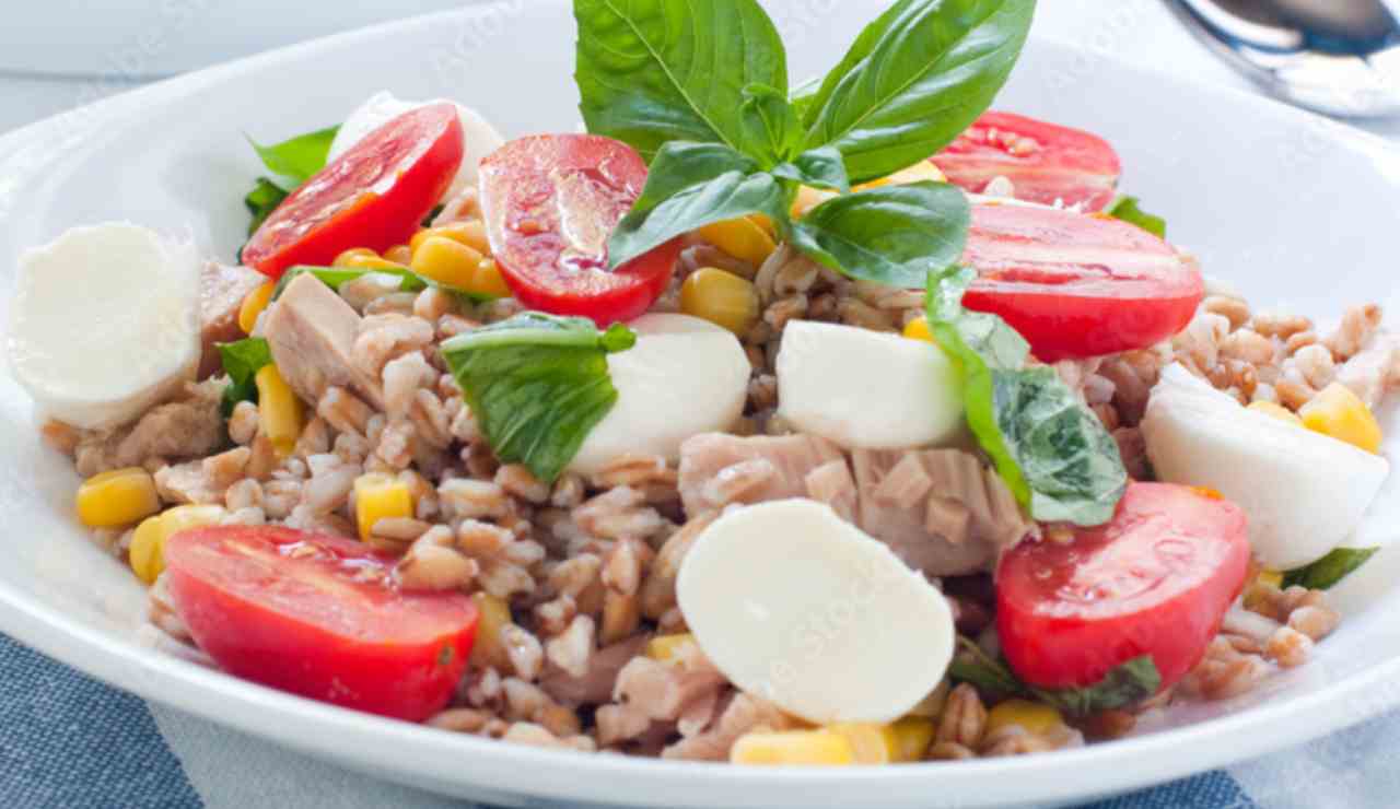 Poké bowl nella variante con il farro e con aggiunta di mais e basilico - Ifood.it (foto AdobeStock)