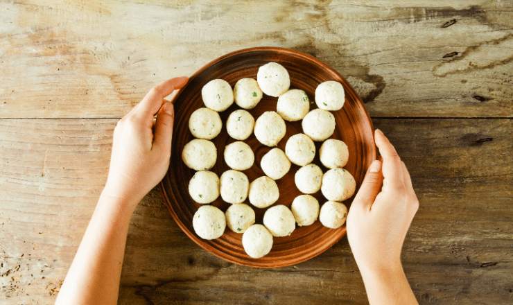 Polpette di ricotta pronte per essere cotte - Ifood.it (foto Canva)