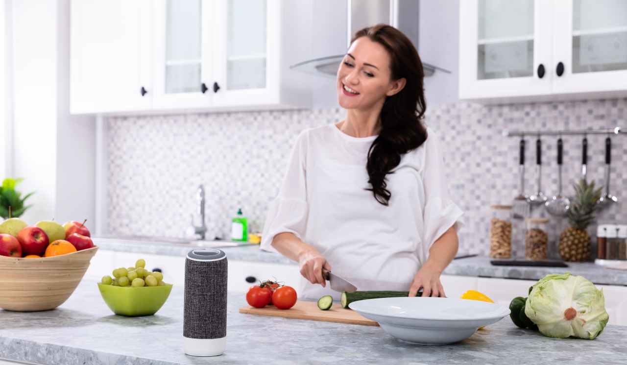 Possiamo fare domande allo smart speaker mentre abbiamo le mani impegnate a cucinare - iFood.it (foto AdobeStock)
