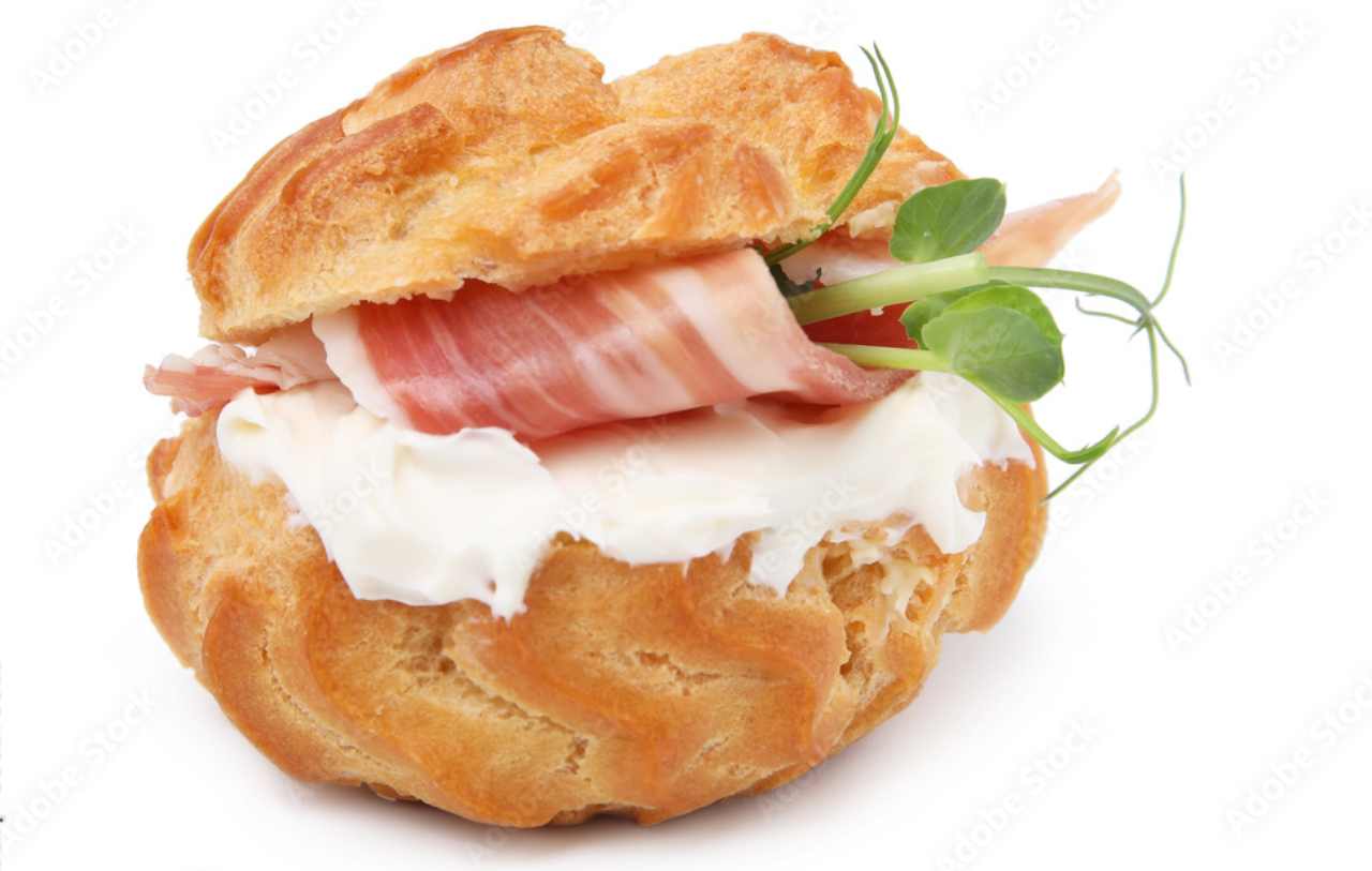 Profiteroles con crema di formaggio e prosciutto crudo - Ifood.it (foto AdobeStock)