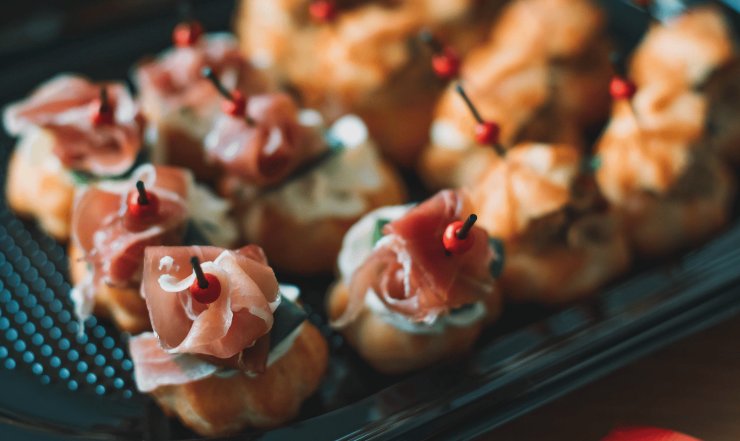 Profiteroles con crema di formaggio e prosciutto crudo - Ifood.it 