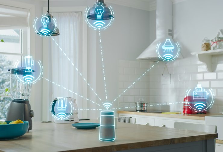 Smart speaker collegato con vari dispositivi intelligenti in cucina - iFood.it (foto AdobeStock)