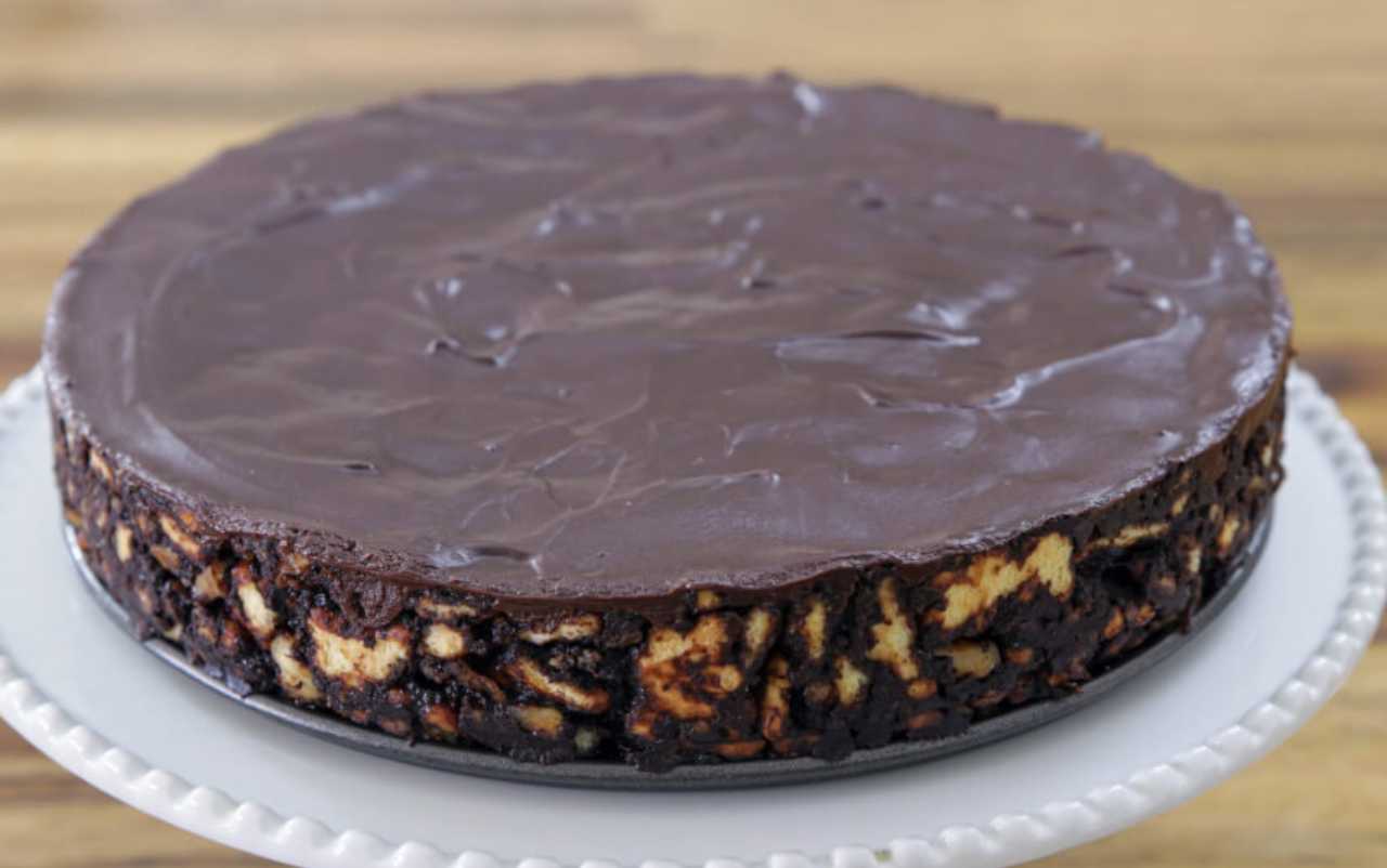Torta salame al cioccolato con i bordi senza ganache - Ifood.it (foto thecookingfoodie)