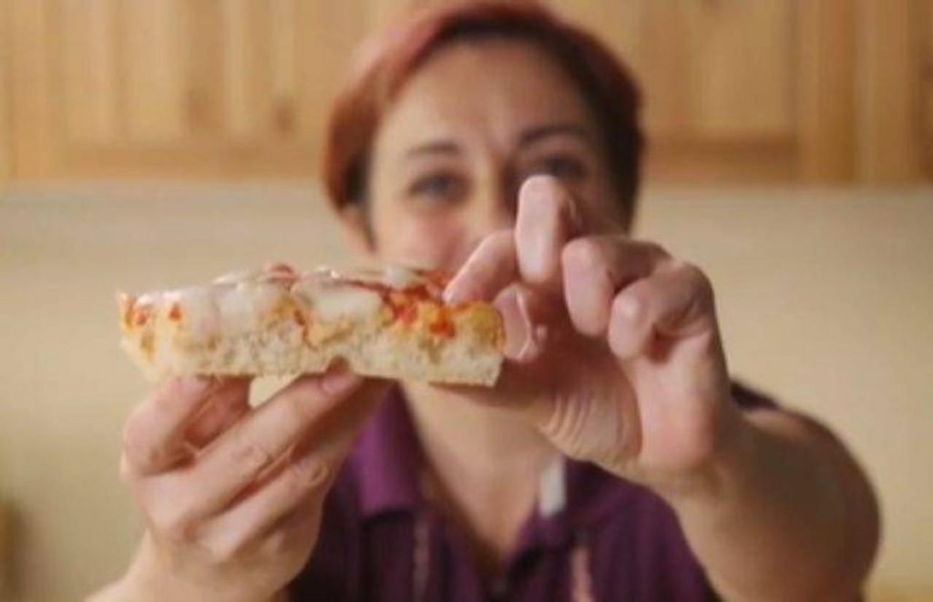 Pizza, se la stendi male sarà immangiabile Benedetta Rossi ci