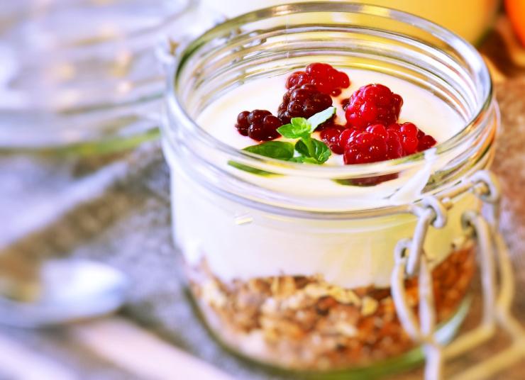 Colazione con yogurt e lamponi - iFood.it (foto Pixabay)