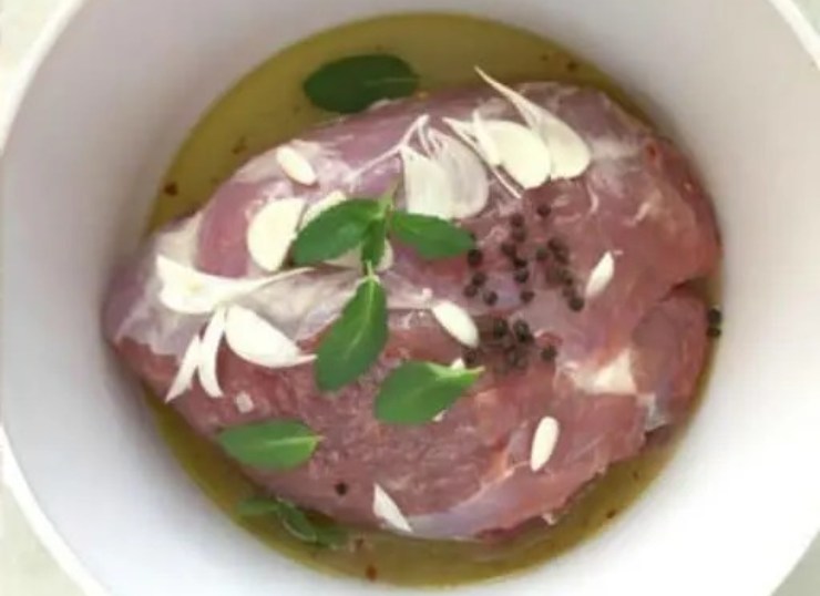 Lonza-di-maiale-marinata-con-olio_-menta_-aglio_-grani-di-pepe-iFood.it-_foto-italianrecipebook