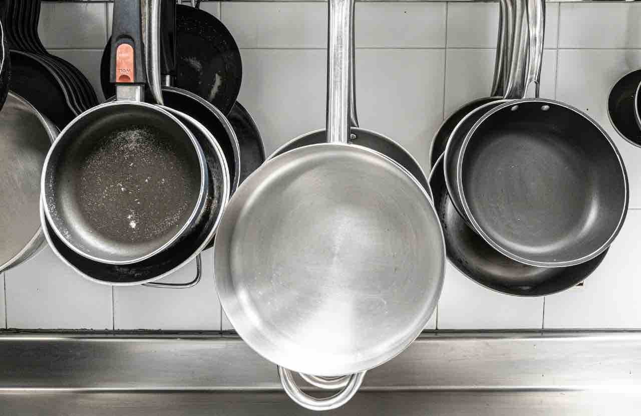 Poco spazio in cucina? Sistema così le pentole e non sarà più un