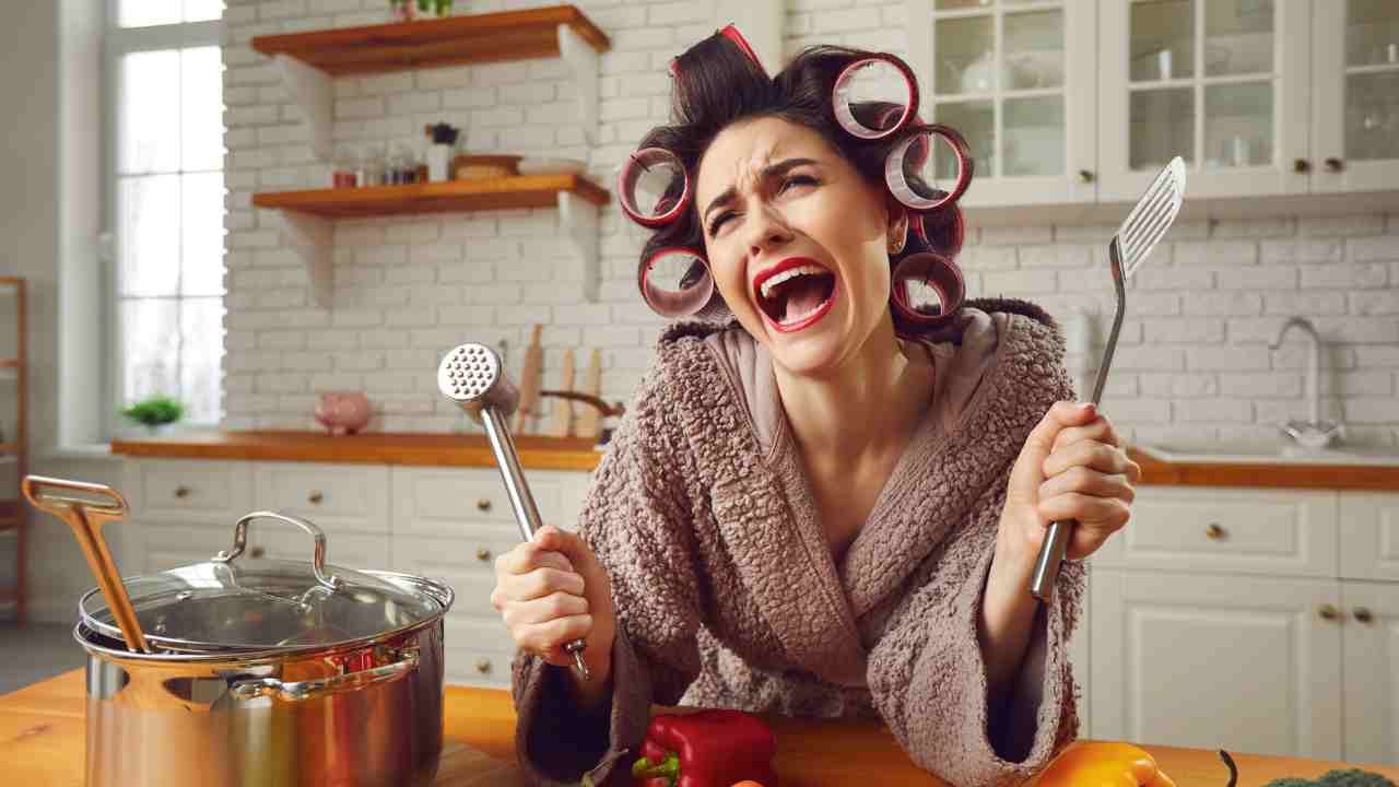 Persona impazzisce in cucina