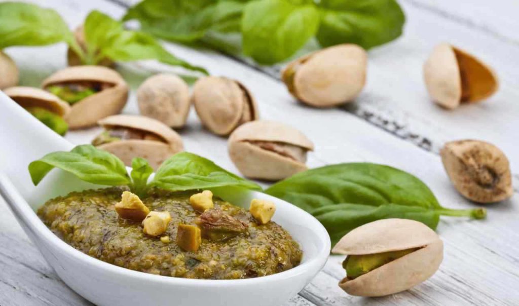 Linguine al pesto di pistacchio e salmone in 15 minuti crei un piatto