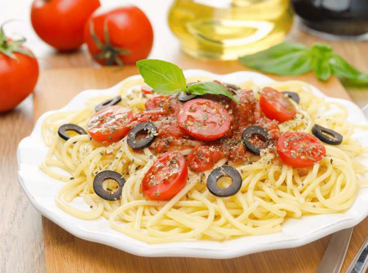 Spaghetti Pomodorini, olive e acciughe - iFood.it (foto Canva) immagine interna