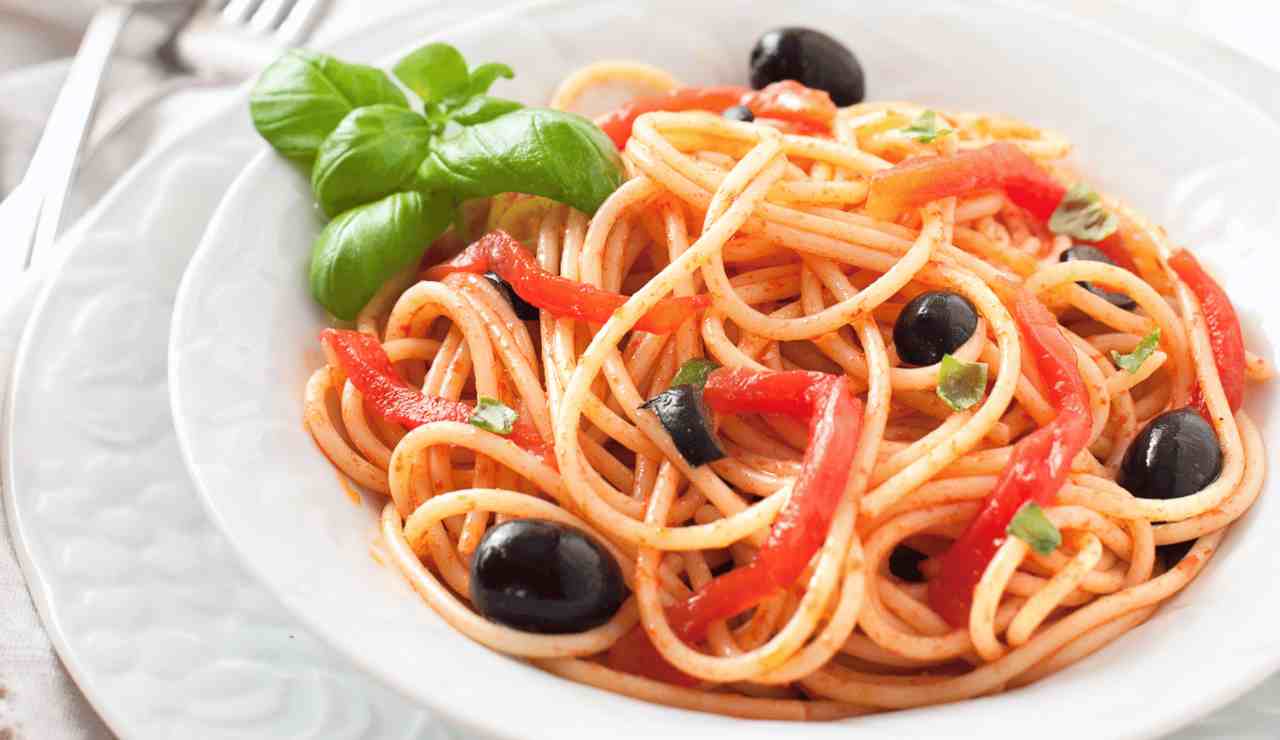 Spaghetti con pomodorini olive e acciughe - iFood.it (foto Canva)