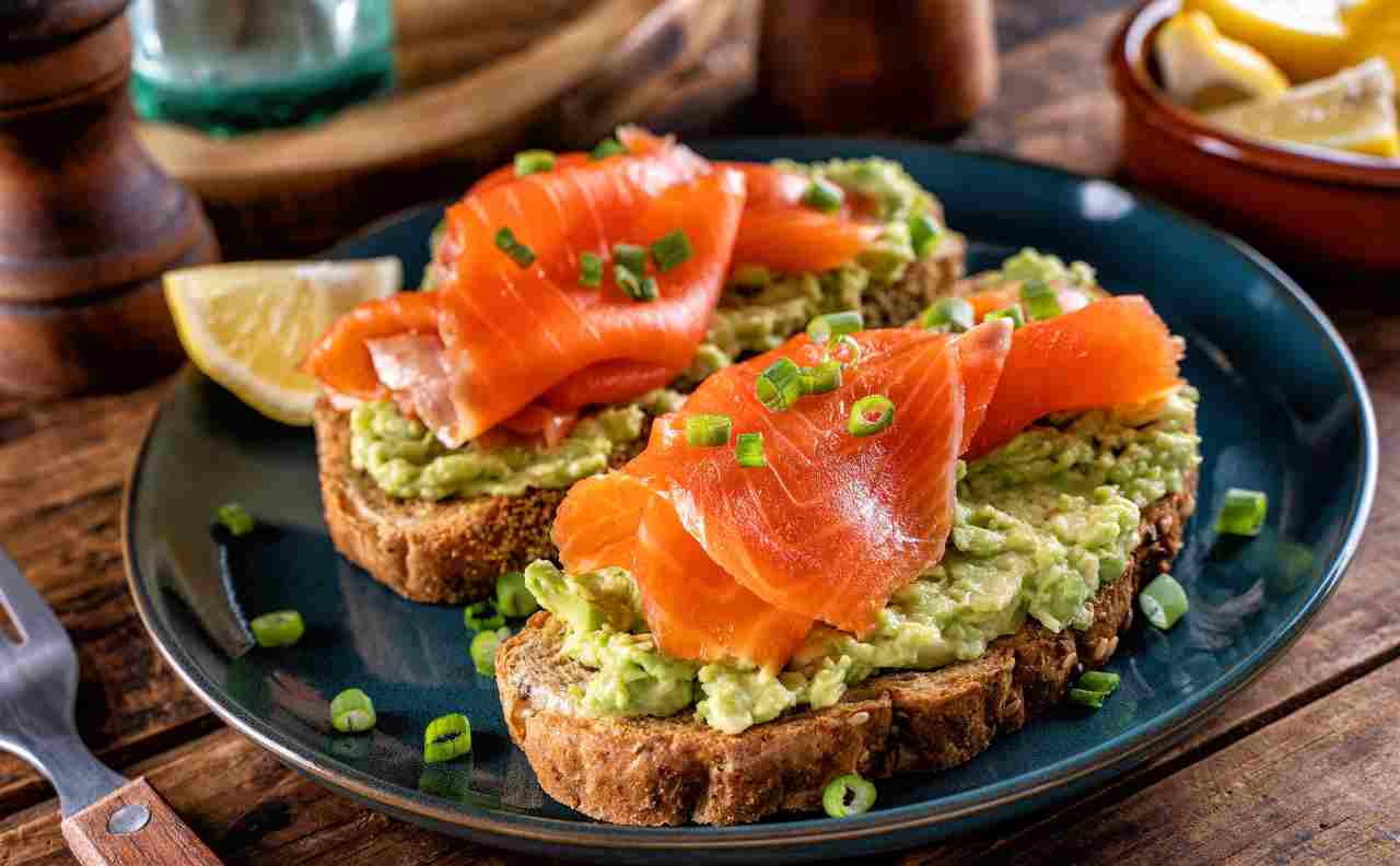 Colazione salata con toast avocado e salmone - iFood.it (foto AdobeStock)