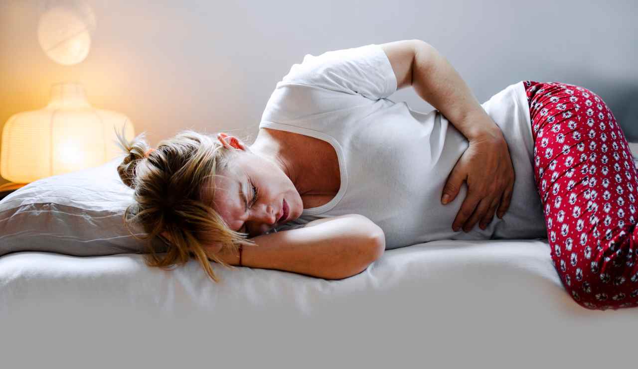 Il colon irritabile causa vari disturbi tra cui crampi addominali - iFood.it (foto iStock)