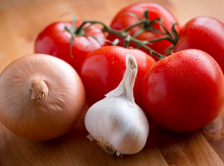 Aglio, cipolla e pomodori