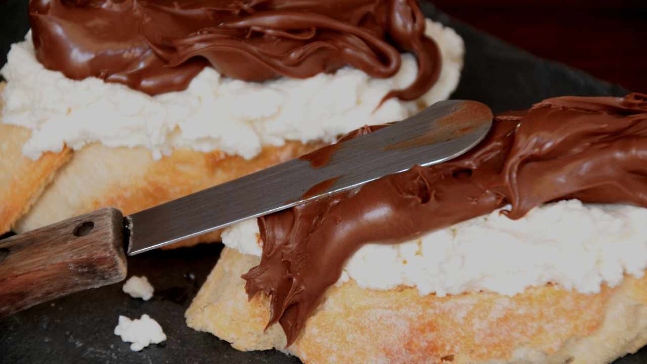 Pane, ricotta e crema spalmabile