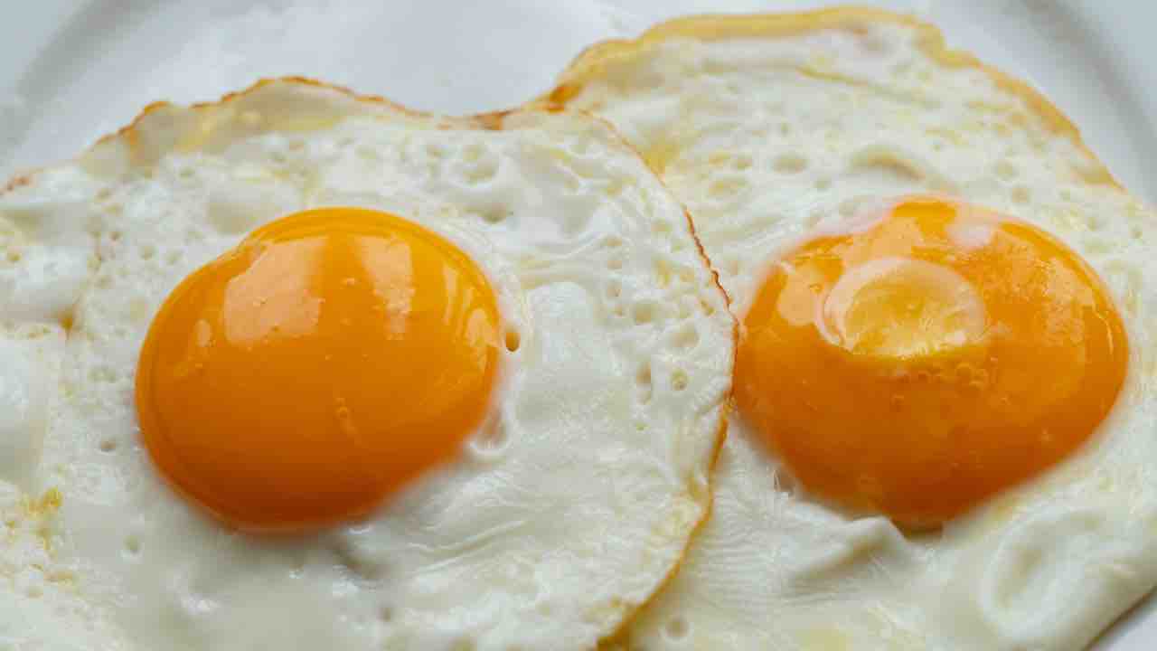 Uova all'occhio di bue - Come prepararle in 5 minuti.