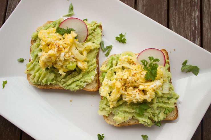 avocado con uovo colazione-ifood