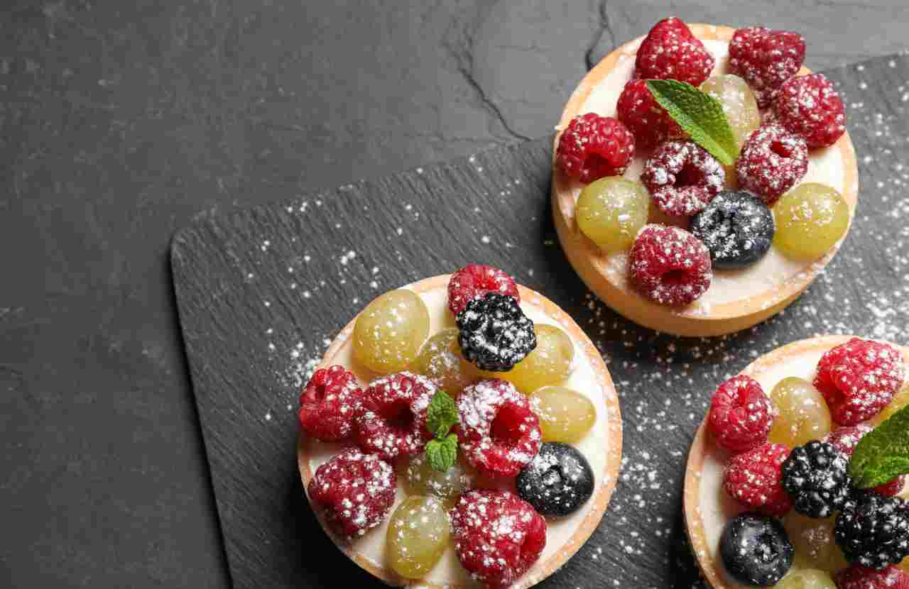 Crostatine alla frutta con guarnizione di foglioline di menta fresca e spolverata di zucchero a velk aromatizzato alla menta - iFood.it (foto iStock)