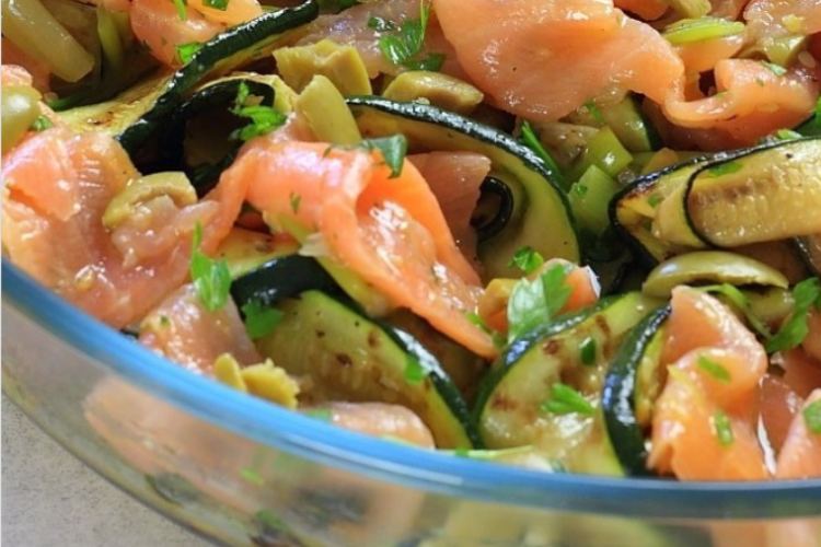 Insalata di salmone affumicato e zucchine | Fonte: Canva