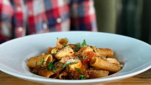 Pasta con melanzane e salsiccia | Fonte: Canva