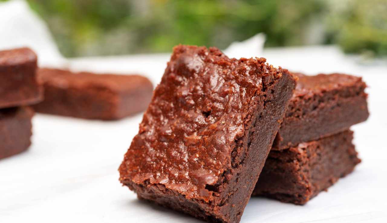 Brownie senza farina, ti bastano 4 ingredienti per prepararlo: il risultato è un tripudio di sapori  --- (Fonte immagine: https://www.ifood.it/wp-content/uploads/2023/09/brownie-ifood.jpg)