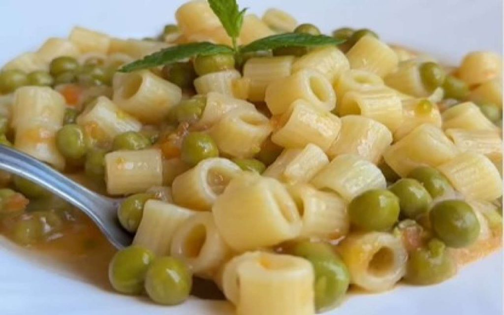 Pasta piselli e pomodoro, un piatto completo ed economico perfetto per