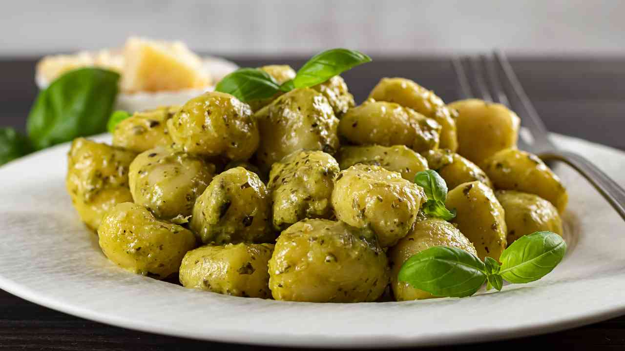 ricetta gnocchi di patate con pesto di basilico e formaggio