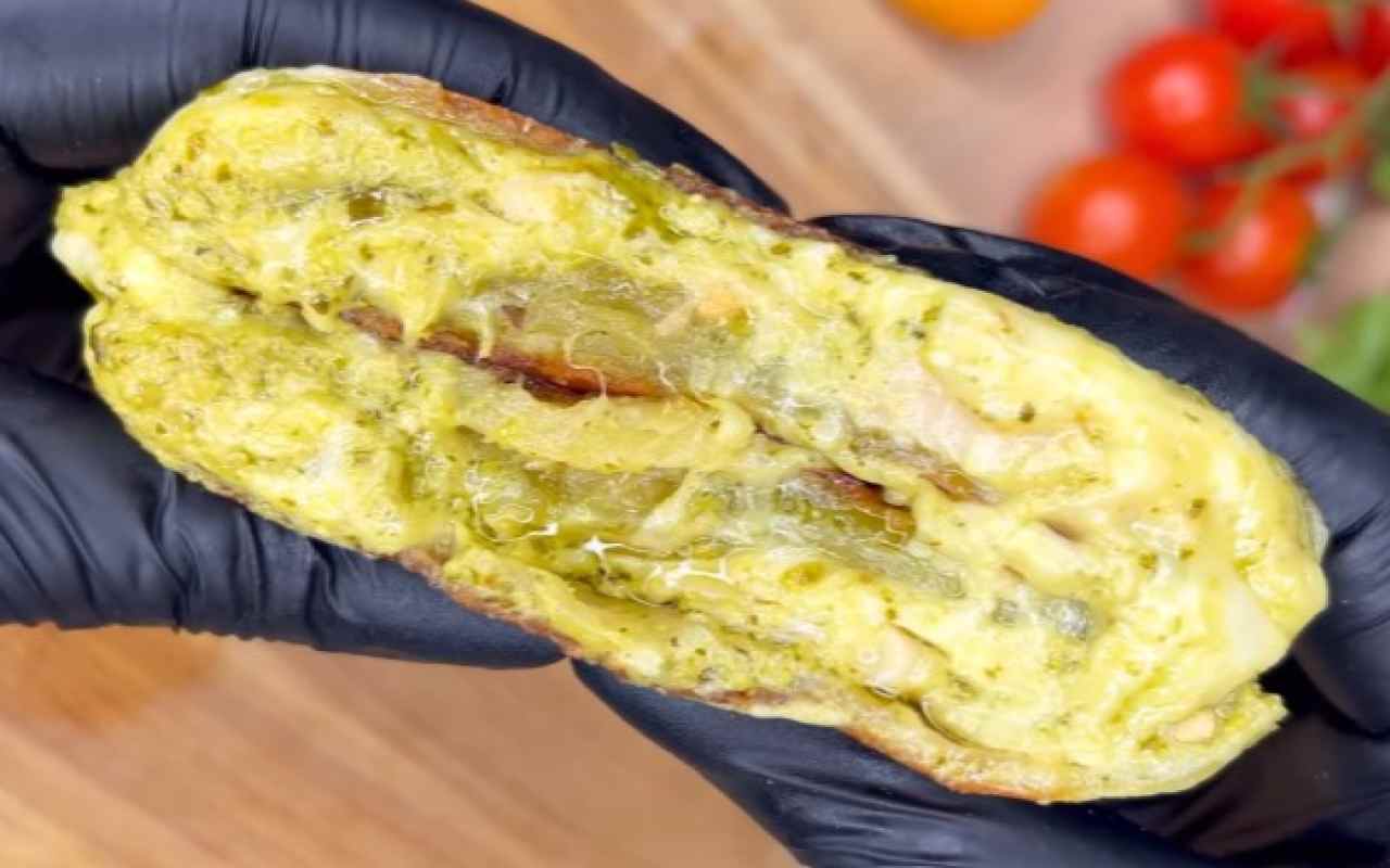 Focaccine in padella pronte in 15 minuti, le preparo quando ho fame e poco tempo per cucinare: sono leggere e squisite  --- (Fonte immagine: https://www.ifood.it/wp-content/uploads/2023/11/Focaccia-farcita-Ifood-1-22-novembre-2023.jpg)