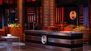 Paroloni nello studio di MasterChef
