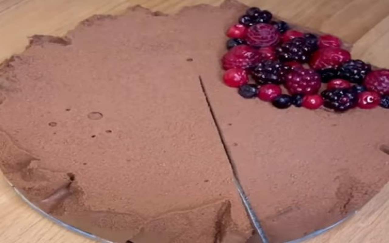 Una torta magica al cioccolato in pochissime mosse