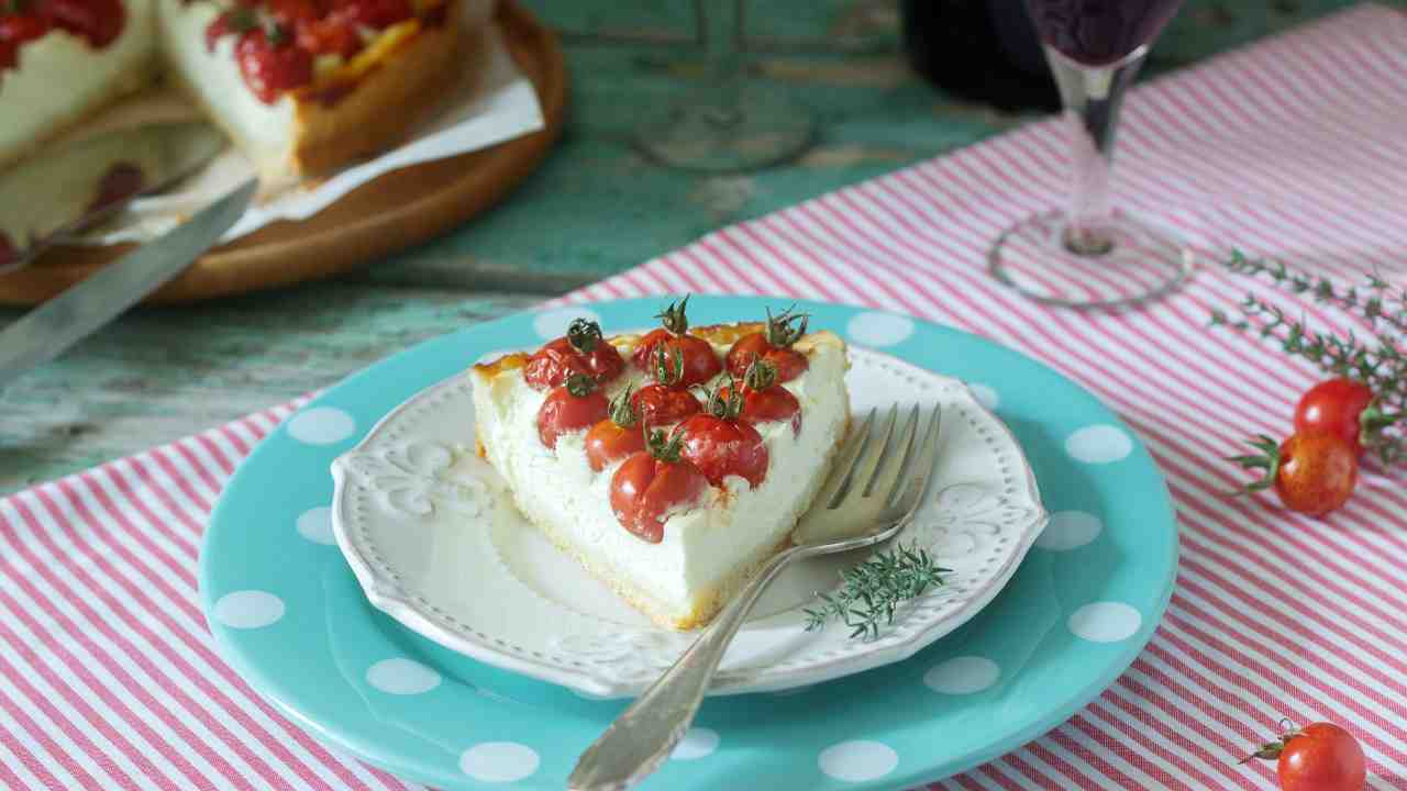 Cheesecake salata, il mio piatto preferito a pranzo e cena anche a dieta: impiego 5 minuti a prepararla ed è leggerissima  --- (Fonte immagine: https://www.ifood.it/wp-content/uploads/2023/11/cheesecake-con-pomodori.jpg)
