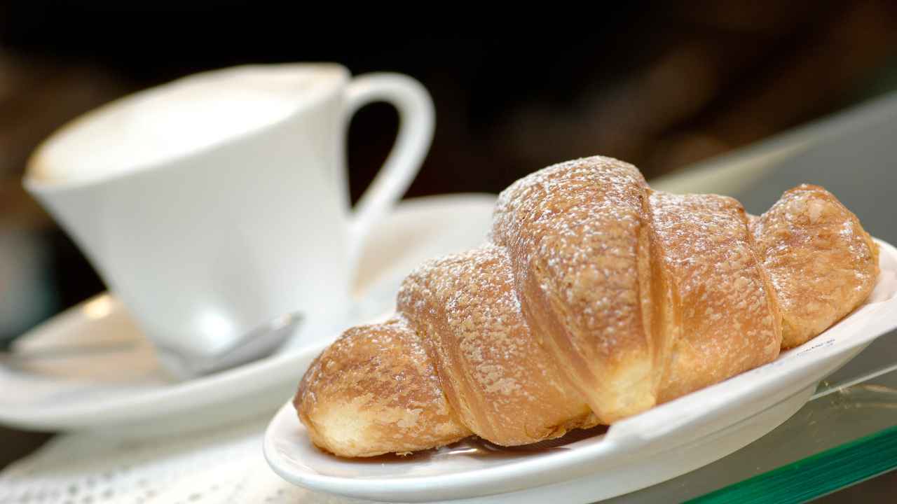 dieta colazione cornetto e cappuccino