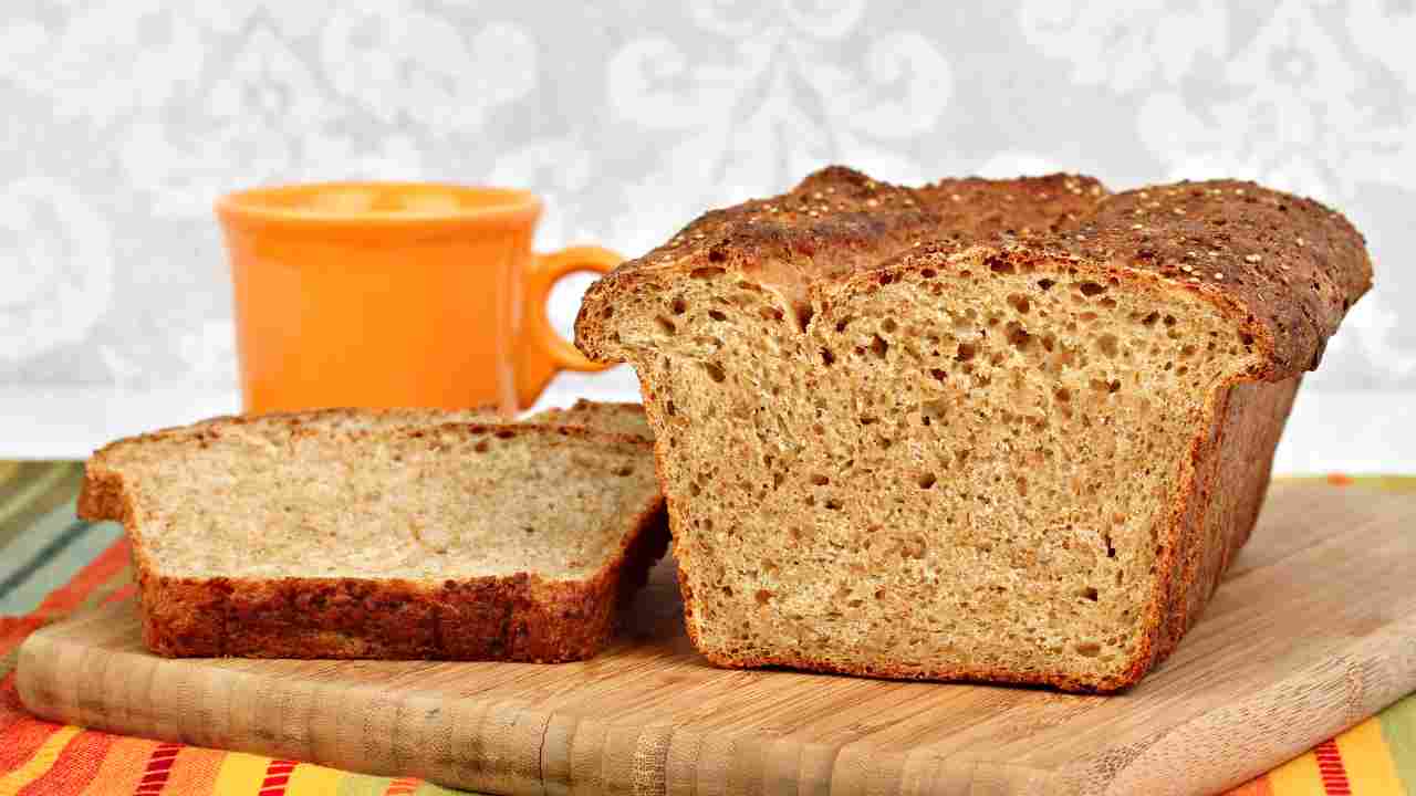 Pane proteico senza farina e lievito, ti bastano solo due ingredienti per prepararlo e quando lo assaggi non ne fai più a meno  --- (Fonte immagine: https://www.ifood.it/wp-content/uploads/2023/11/pane-proteico.jpg)