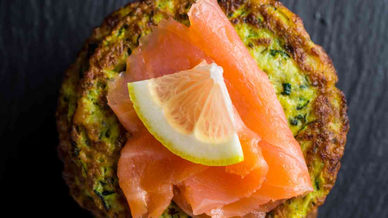 Zucchini and salmon fritters, the perfect appetizer to wow all your relatives at Christmas: they’re easy to prepare and delicious