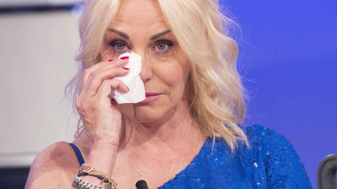 Ainda é meio-dia e a despedida do babyface é oficial: todos estão reunidos em volta dele  Claramente em lágrimas