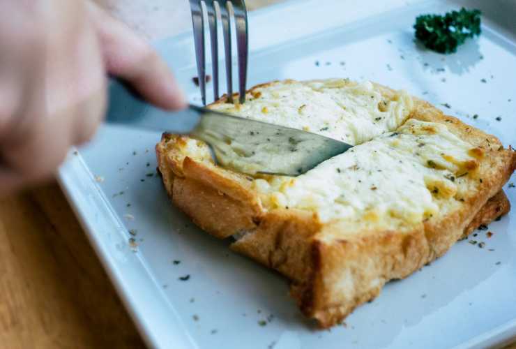 ricetta toast gratinato al salmone