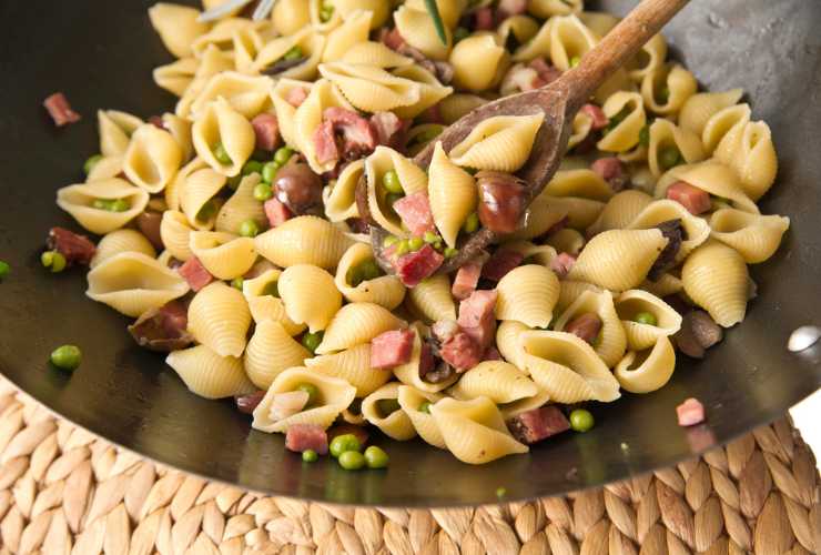 ricetta pasta al forno piselli, speck e noci